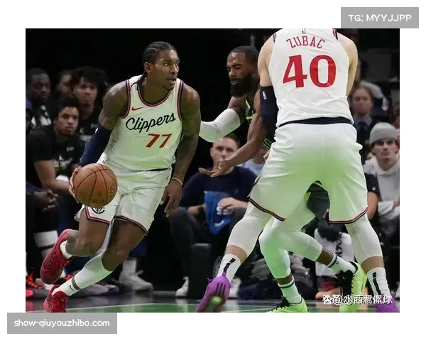 克里斯蒂面部受伤退场 快船球员拼搏精神感动全场获广泛赞誉